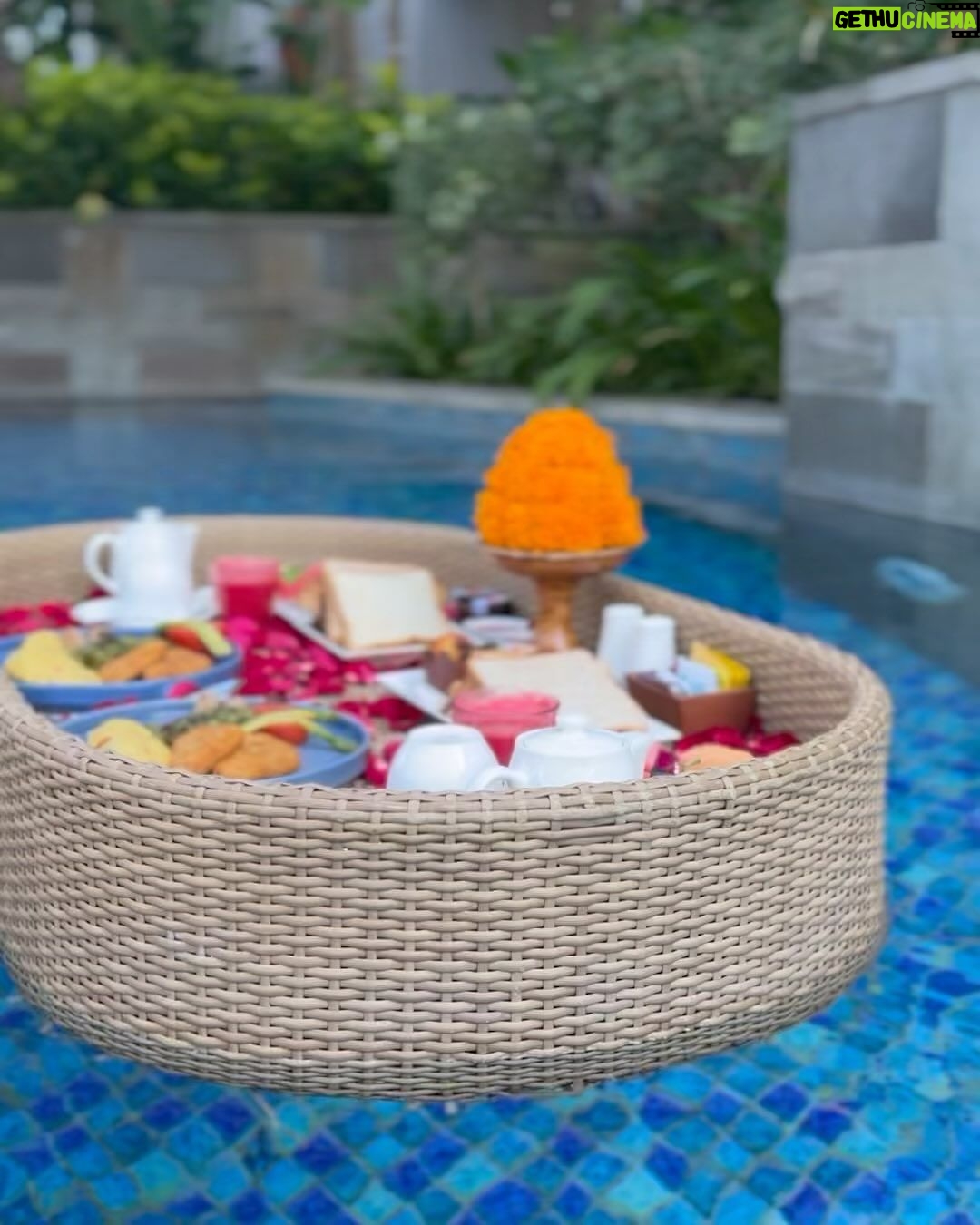 Mawra Hocane Instagram - breakfast floated to us this morning⦠cheers š„ @ayanaresort RIMBA Jimbaran Bali By AYANA