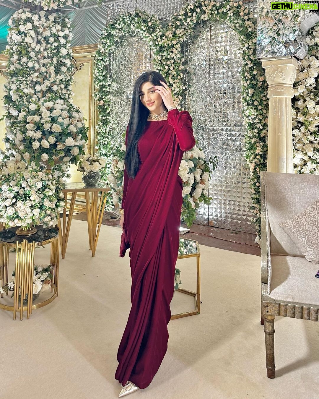 Mawra Hocane Instagram - Izzaaa laal saari vibe with looots of tears & goodbyessss 💥💋 @ramshahayat loooove you I’m not going to turn this into an emo post.. I think we look great >>>> 💃🏻🎈 @thesaarigirl @fantaziajewellery @maisonvalentino Islamabad اسلام آباد