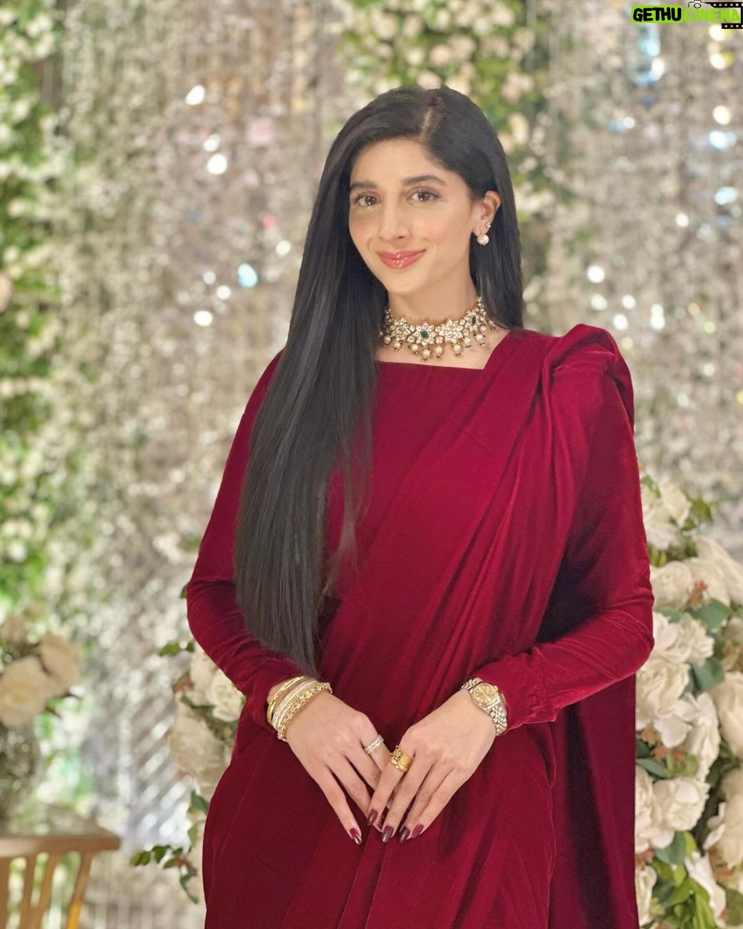 Mawra Hocane Instagram - Izzaaa laal saari vibe with looots of tears & goodbyessss 💥💋 @ramshahayat loooove you I’m not going to turn this into an emo post.. I think we look great >>>> 💃🏻🎈 @thesaarigirl @fantaziajewellery @maisonvalentino Islamabad اسلام آباد