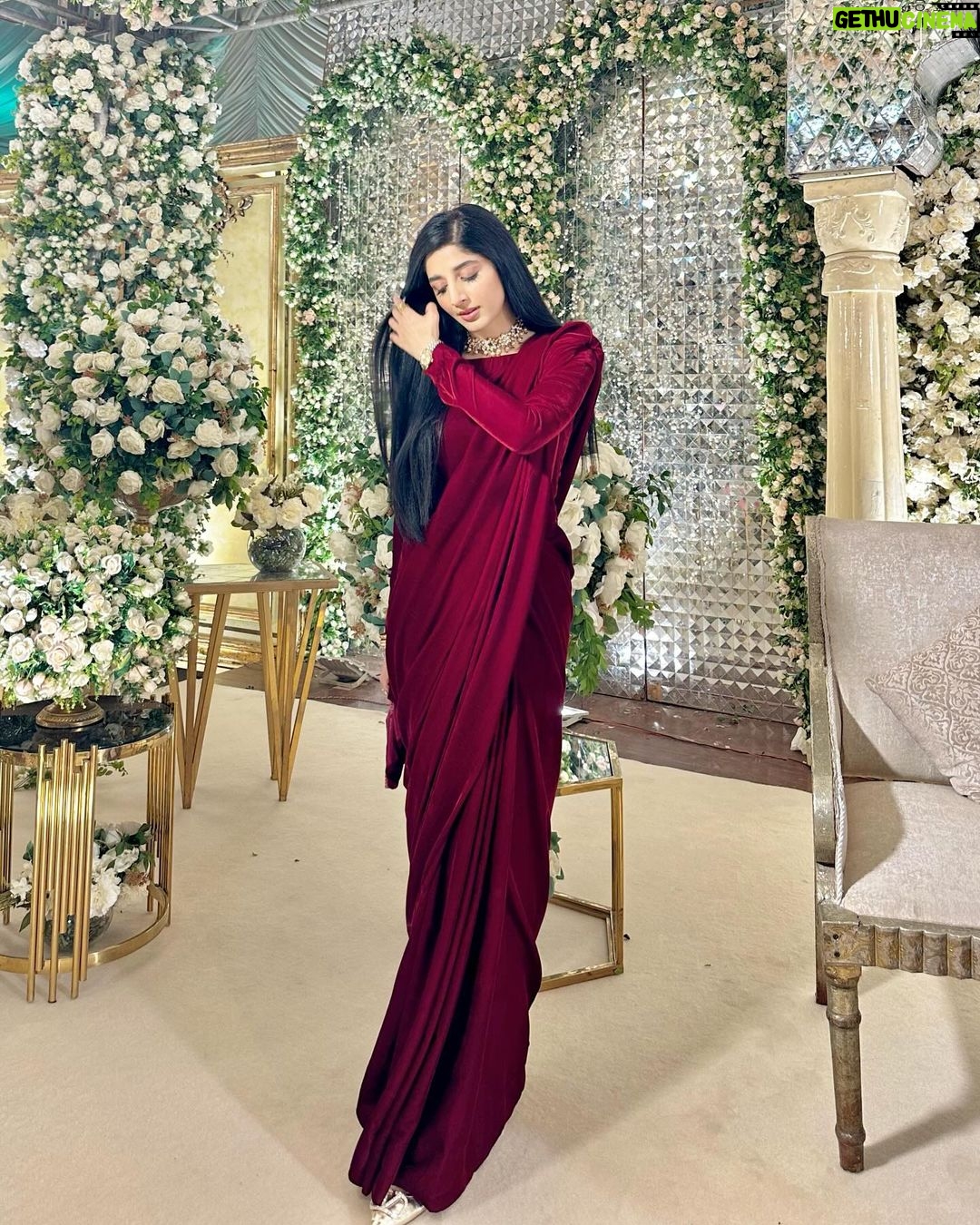 Mawra Hocane Instagram - Izzaaa laal saari vibe with looots of tears & goodbyessss 💥💋 @ramshahayat loooove you I’m not going to turn this into an emo post.. I think we look great >>>> 💃🏻🎈 @thesaarigirl @fantaziajewellery @maisonvalentino Islamabad اسلام آباد