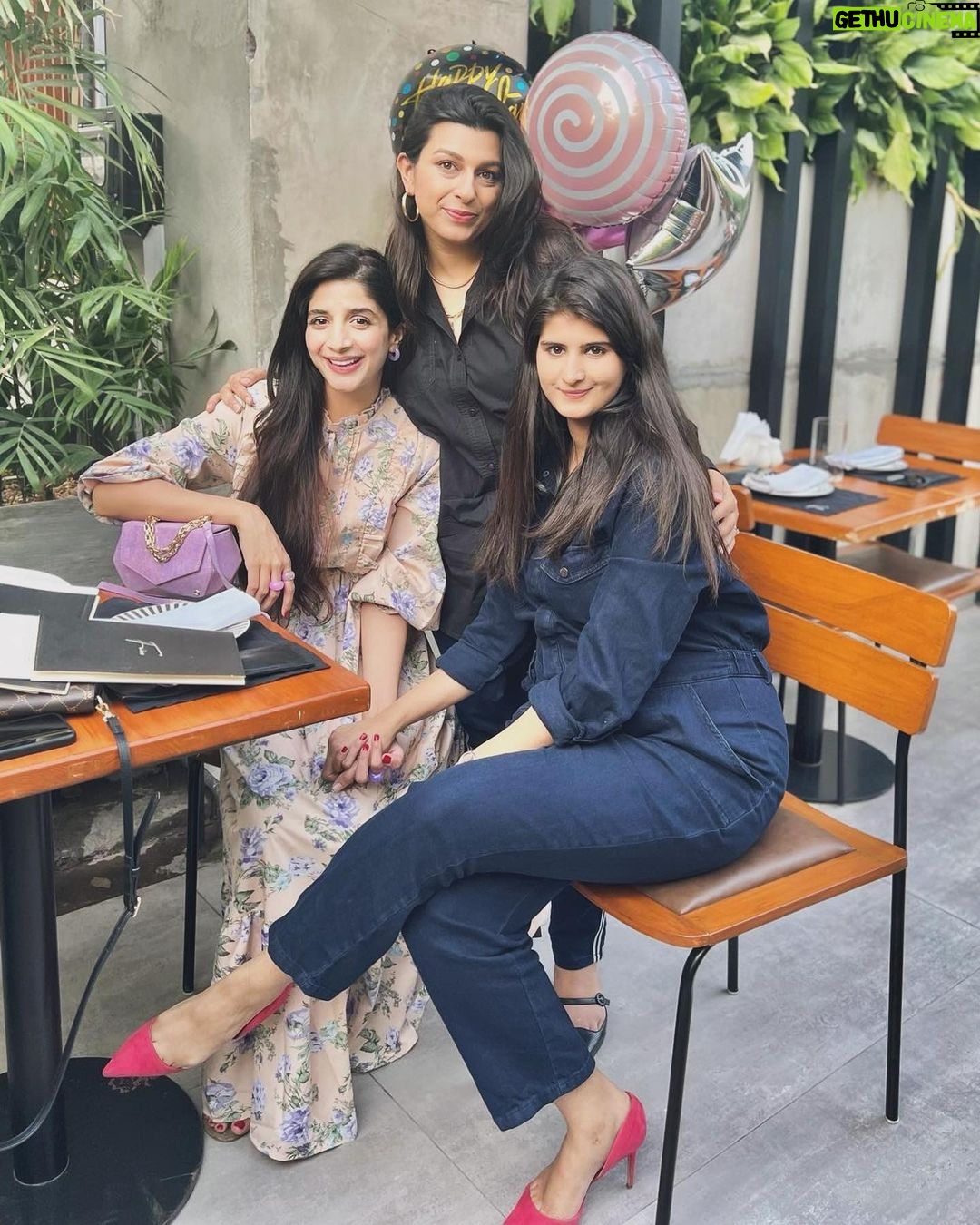 Mawra Hocane Instagram - happy belated birthday my dearesssttt girllll @wajeeha2412 πππ€ Itβs not possible to be as loving and FORGIVING as you haha!!! Thankyou for being such a genuine easy breezy bestie.. you make life so much prettier & cosier π₯°π₯°π₯° love you forever βΎοΈ #SISTERsister Alsooo Thankyou for the best gift , maheeeenoooo π₯Ίπ§π»π«