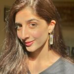 Mawra Hocane Instagram - it’s an old school thing, you wouldn’t understand, what is it? 📼
