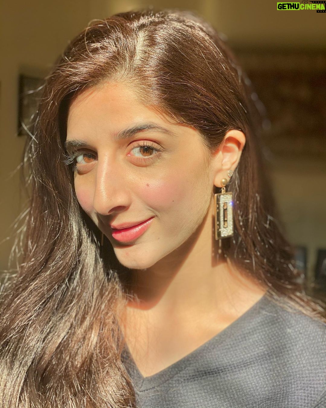 Mawra Hocane Instagram - it’s an old school thing, you wouldn’t understand, what is it? 📼