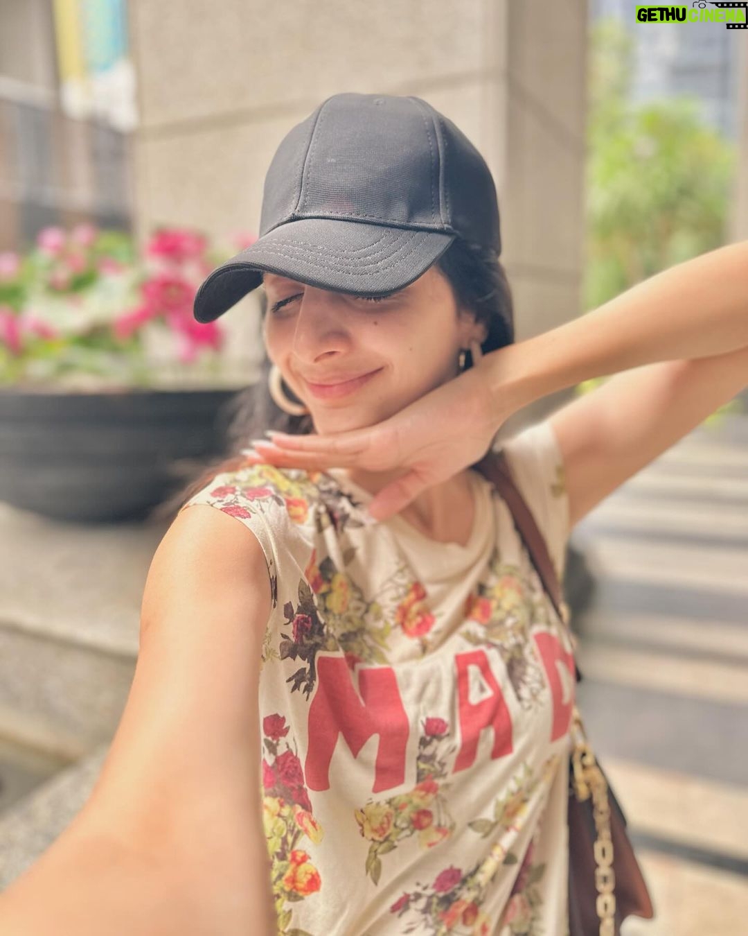 Mawra Hocane Instagram - “You think I am MAD?“ “I'm afraid so. You're entirely bonkers. But I'll tell you a secret. All the best people are. " Alice in Wonderland ซอยนานา