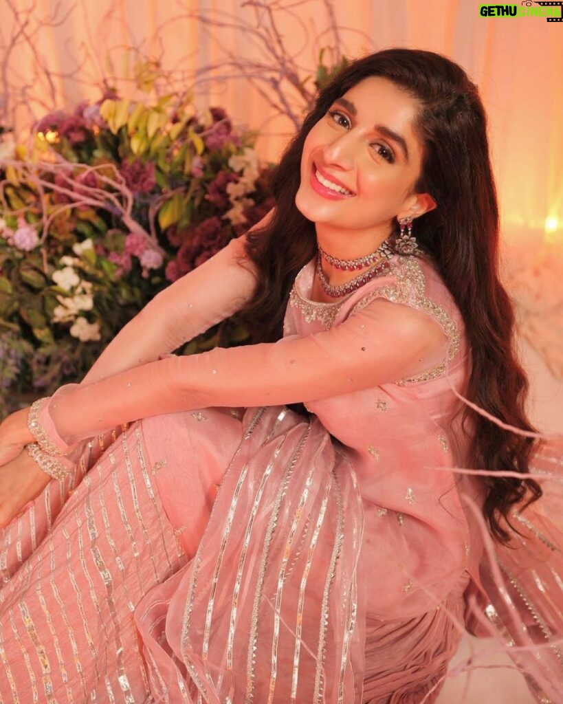 Mawra Hocane Instagram - Happy diwali to the Hindu community in Pakistan 🇵🇰 & across the globe 🌍 Lots of love ❤️ & lots of light 🪔