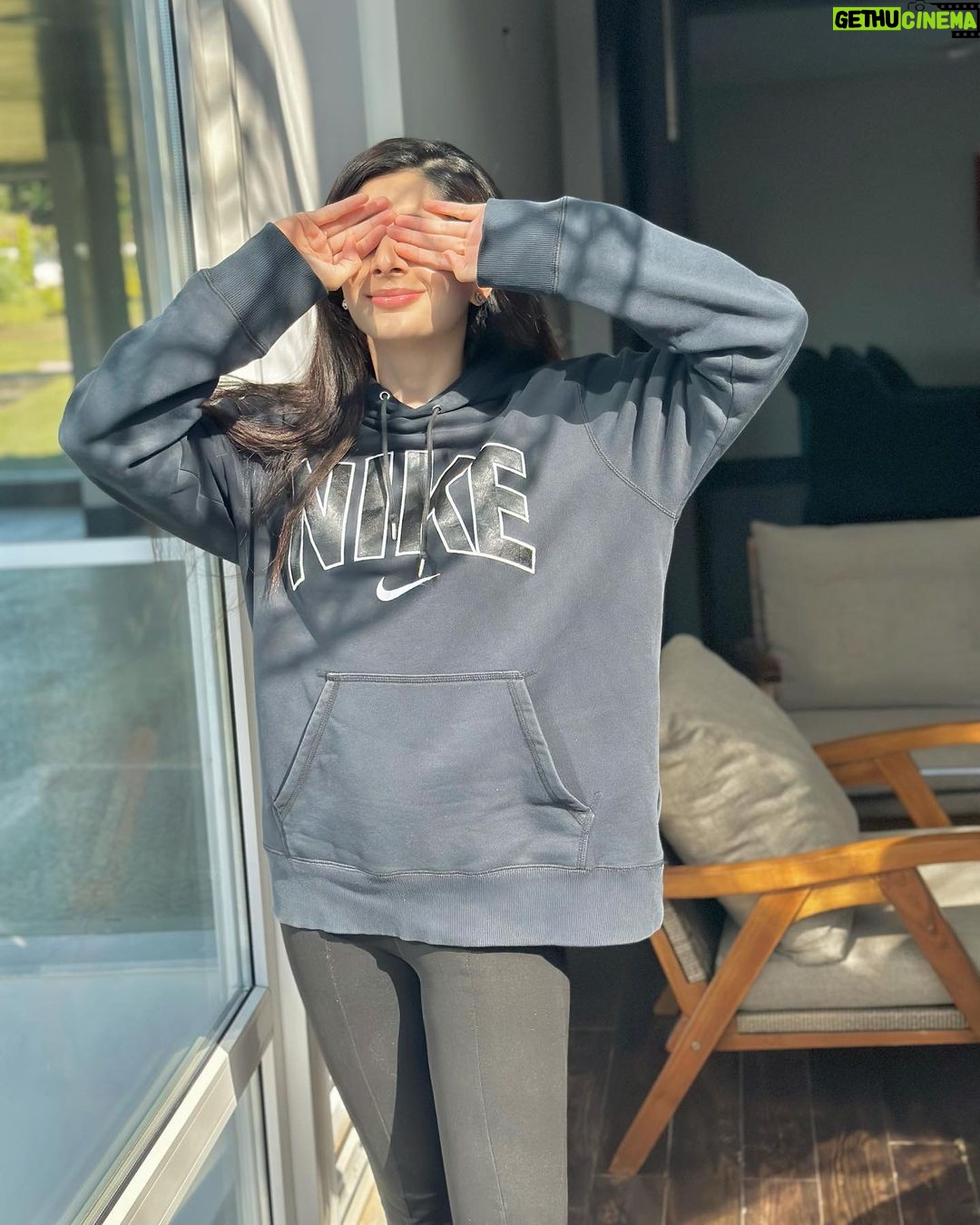 Mawra Hocane Instagram - favourite hoodie 🩶