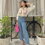 Mawra Hocane Instagram – Event day 🩷
In my @uxmofficial 👗
@maisonvalentino 👛
@lamaretail 👠
&
Special appearance by my 🪴 Lahore لاہور