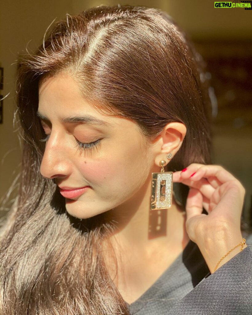 Mawra Hocane Instagram - it’s an old school thing, you wouldn’t understand, what is it? 📼