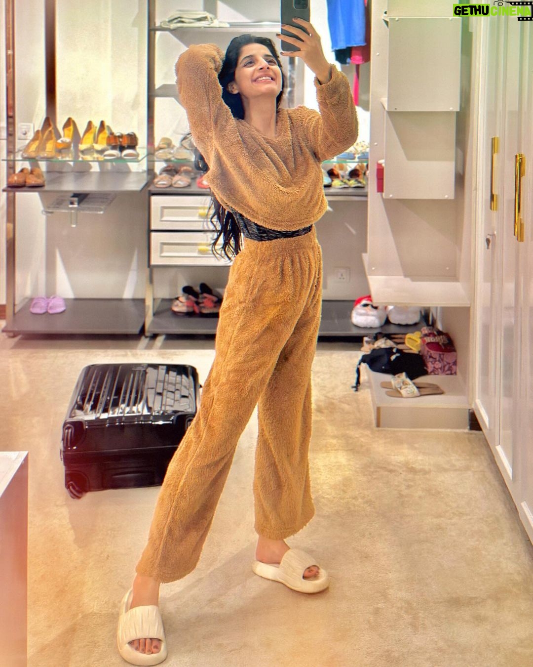 Mawra Hocane Instagram - iz time to pack but I am bearly working 🐻 ✈️