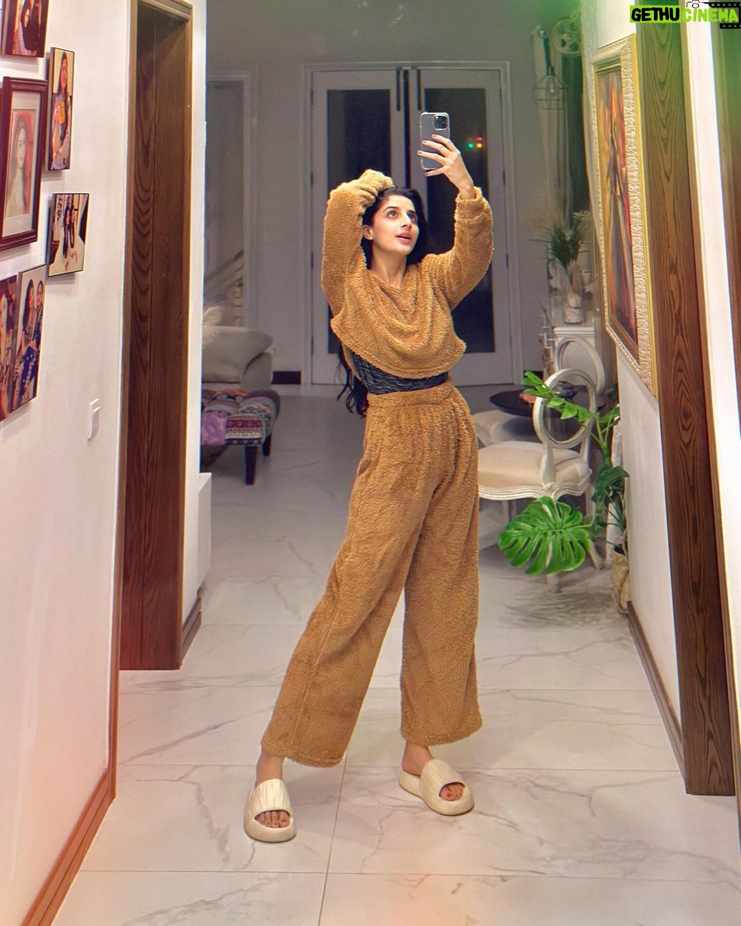 Mawra Hocane Instagram - iz time to pack but I am bearly working 🐻 ✈️