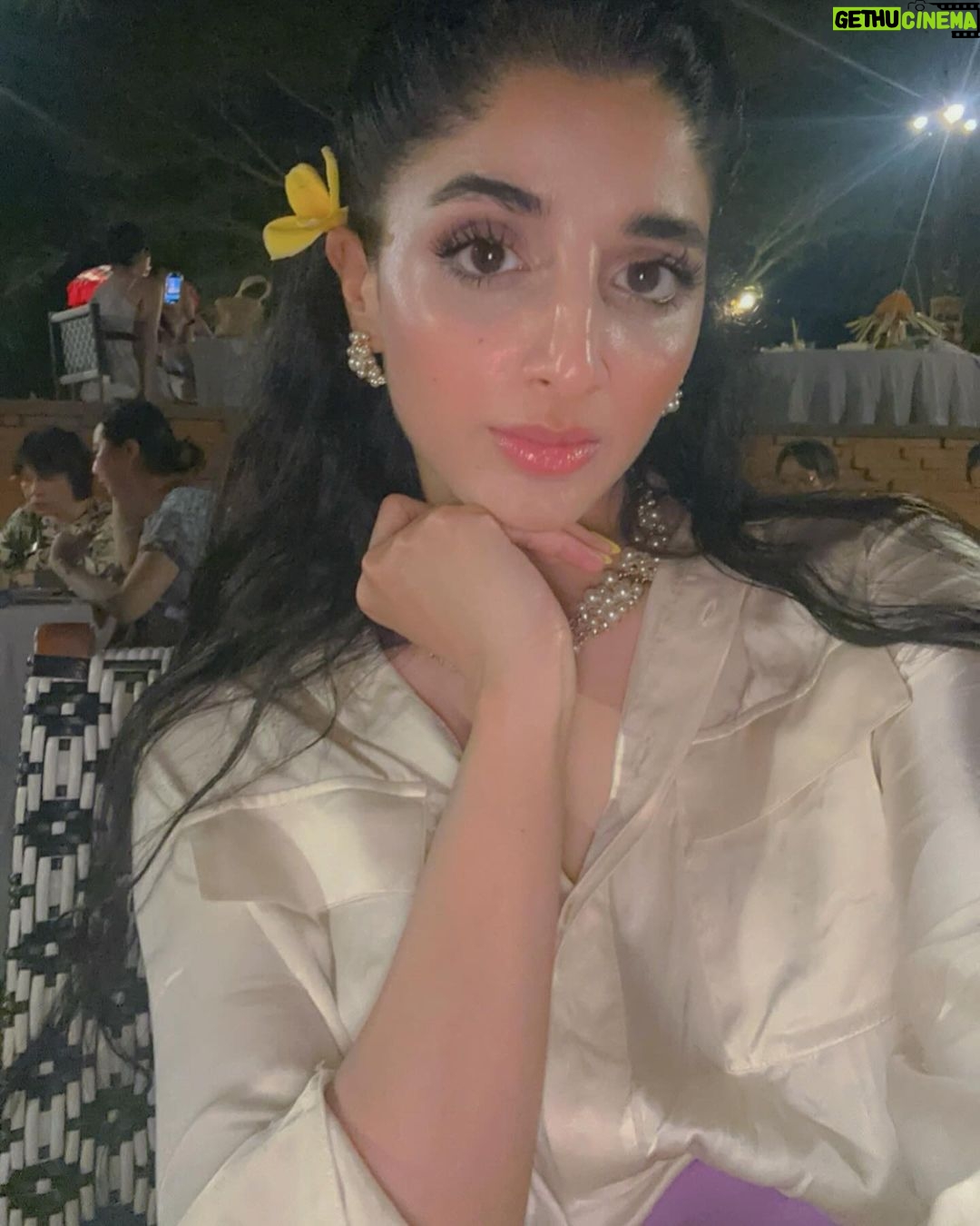 Mawra Hocane Instagram - this picture is dedicated to @sarah.aizad 😂 #iykyk @komnomnom ❤️❤️❤️ Bali, Indonesia