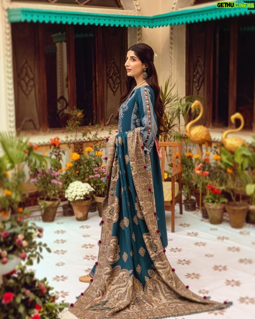 Mawra Hocane Instagram - ✨🧚🏻🖤🎉🎨🍡💫thrilled to announce the highly-anticipated launch of @Cinqapparel's first-ever winter collection, featuring stunning Kashmiri shawls. Get ready to create unforgettable winter days with BAYAAN. Cinq's winter collection is all about embracing vibrant colors, elegant embroidered suits, and the beauty of Kashmiri shawls that will truly elevate your winter style. Stay tuned. Pre-Booking starts today. Don't miss out! PR: @instahurabpr #cinq #wintercollection #2023 #hurabanampr #stylevibe #ootd