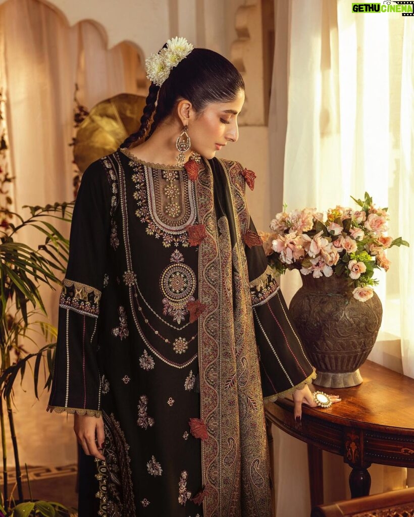 Mawra Hocane Instagram - ✨🧚🏻🖤🎉🎨🍡💫thrilled to announce the highly-anticipated launch of @Cinqapparel's first-ever winter collection, featuring stunning Kashmiri shawls. Get ready to create unforgettable winter days with BAYAAN. Cinq's winter collection is all about embracing vibrant colors, elegant embroidered suits, and the beauty of Kashmiri shawls that will truly elevate your winter style. Stay tuned. Pre-Booking starts today. Don't miss out! PR: @instahurabpr #cinq #wintercollection #2023 #hurabanampr #stylevibe #ootd