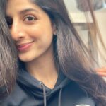 Mawra Hocane Instagram - favourite hoodie 🩶