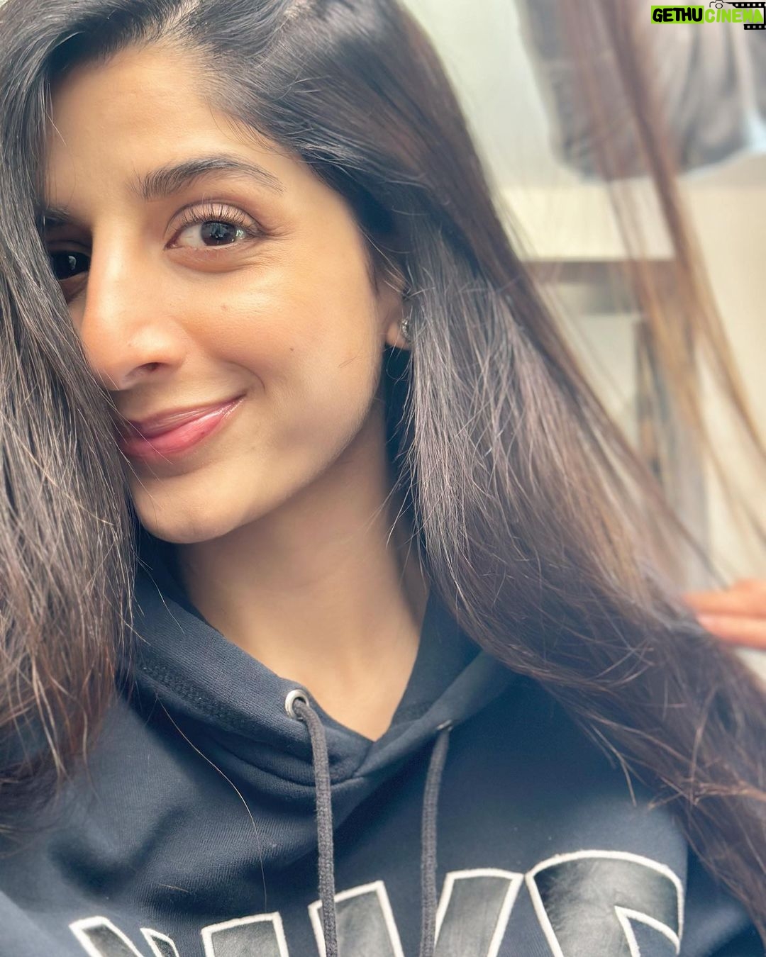 Mawra Hocane Instagram - favourite hoodie 🩶