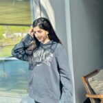 Mawra Hocane Instagram - favourite hoodie 🩶