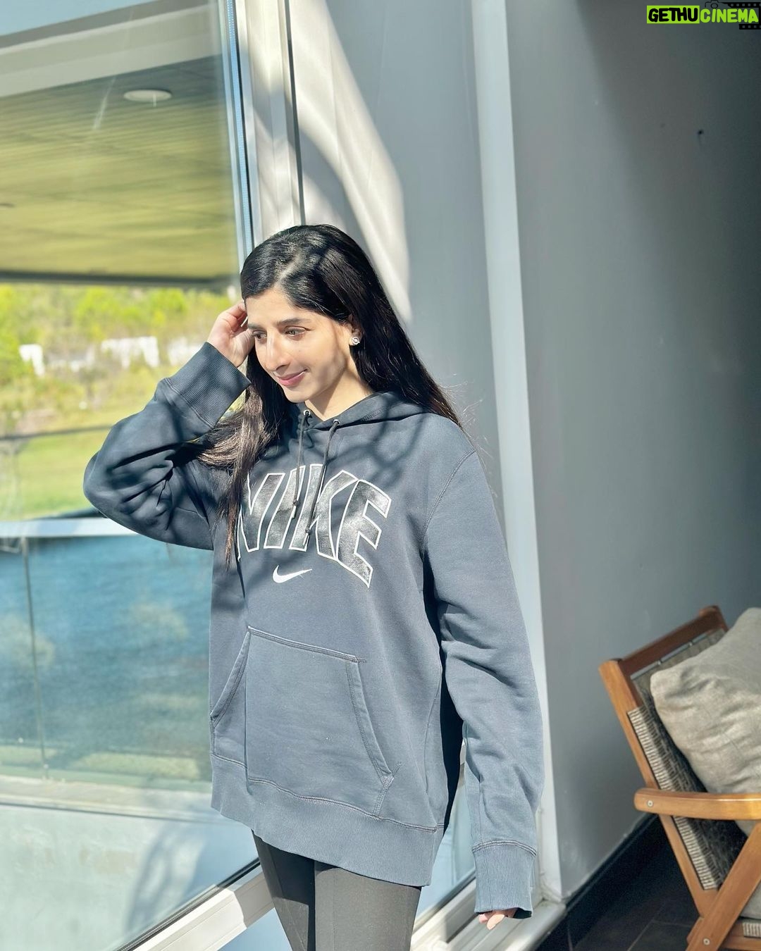 Mawra Hocane Instagram - favourite hoodie 🩶