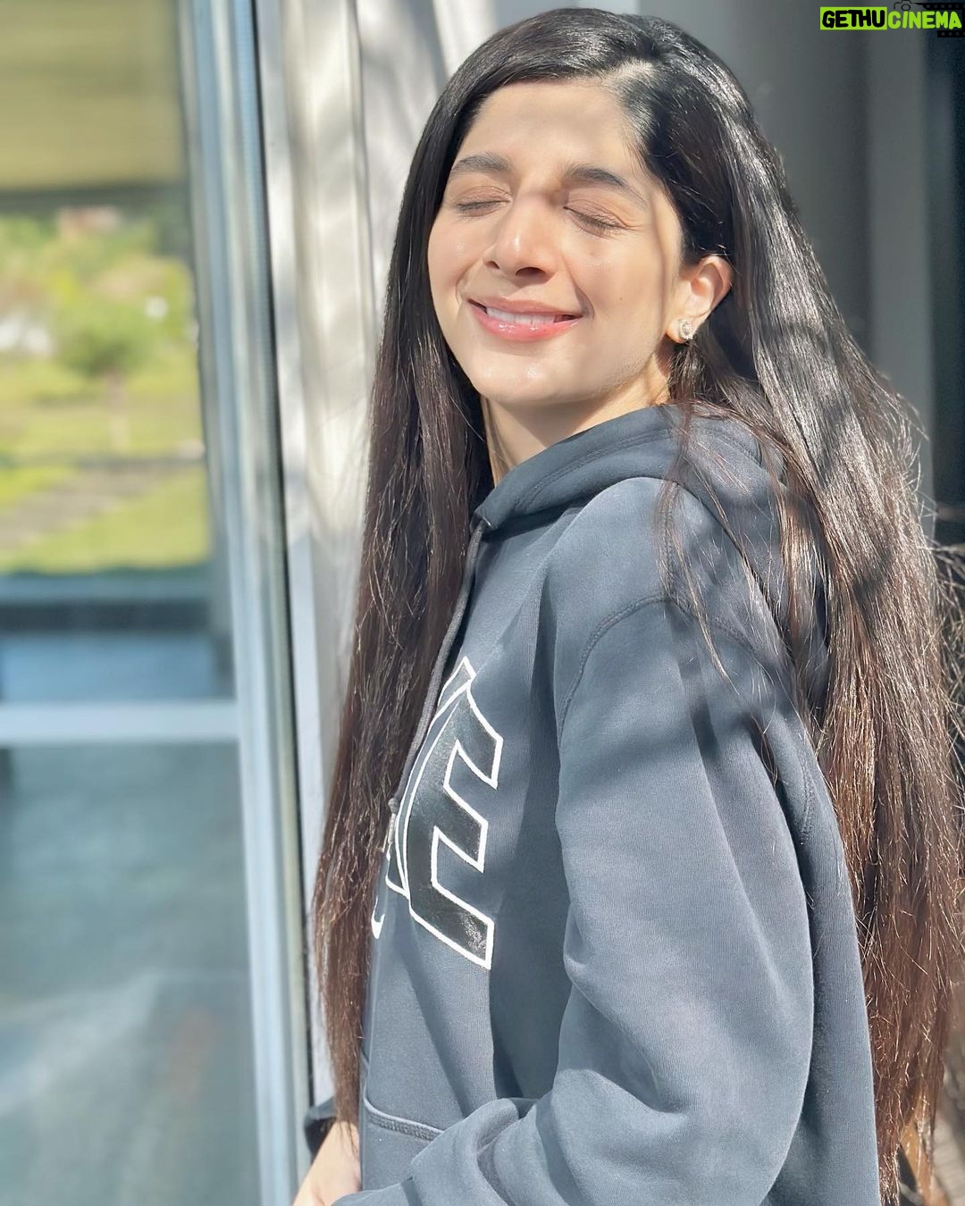 Mawra Hocane Instagram - favourite hoodie 🩶