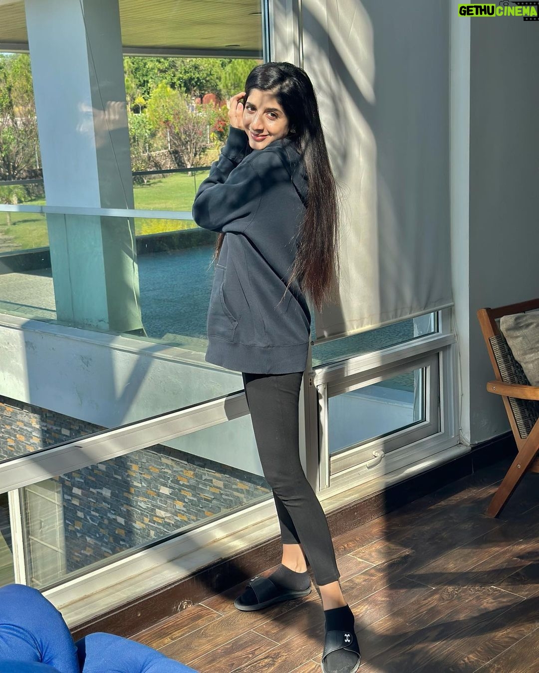 Mawra Hocane Instagram - favourite hoodie 🩶