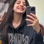Mawra Hocane Instagram - favourite hoodie 🩶