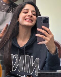 Mawra Hocane Instagram - favourite hoodie 🩶