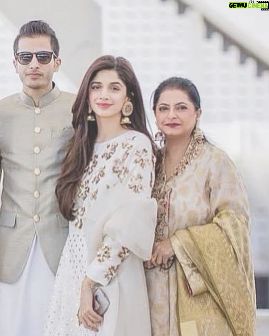 Mawra Hocane Instagram - Happy birthday mama.. I am thankful for so many things but most importantly THANK YOU for making my dreams your own.. for being brave through my decisions.. for being my one & only person who took so much pride in everything I achieved & for caressing me when I took a fall.. love you the most 🤍 I know this will be your happiest year InshaAllah 🤲🏻