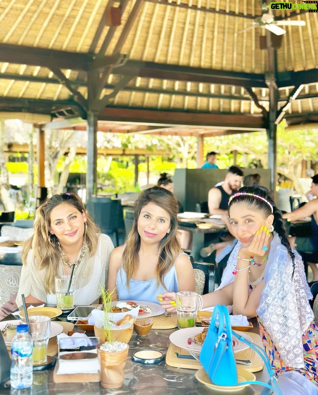 Mawra Hocane Instagram - Sunshine girls and neon dreams 💅🏻🎨 #balibaby 🍍 @ayanaresort AYANA Resort BALI