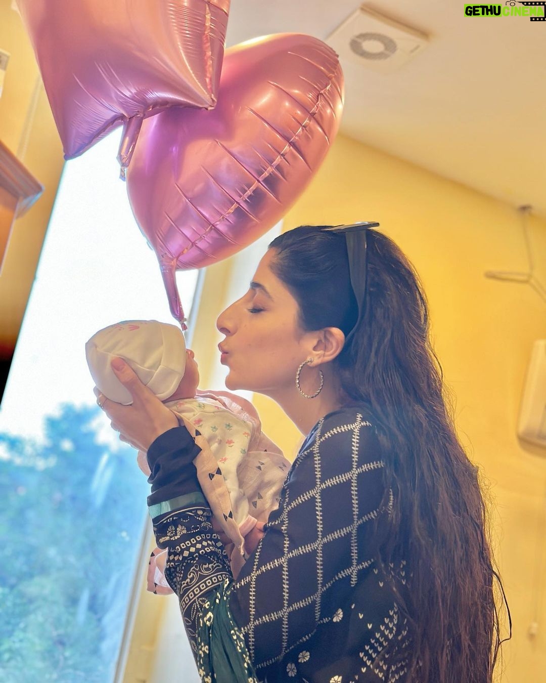 Mawra Hocane Instagram - little sweety has arrived into our lives, bringing so so much joy, little MEHERBANO we love you a bit too much π©· #Khala #BFFsDaughter πΆπ» @sheharbanoshirazi Islamabad, Pakistan