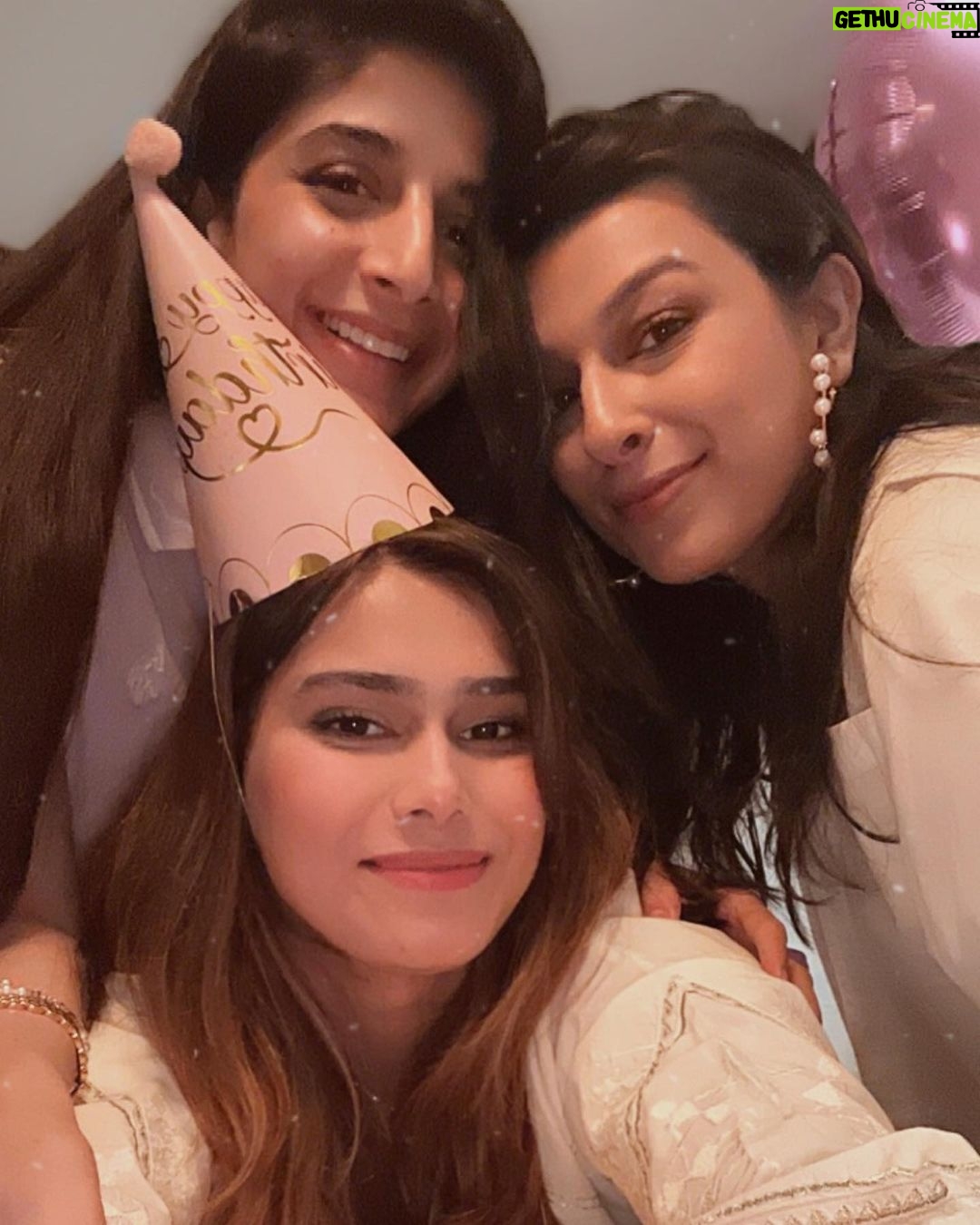Mawra Hocane Instagram - happy BIG 30 to the one who makes my OTT look normal, my loud look decent, my crazy look sane & most importantly brings so much joy wherever she goes❤️ this will be your best year @msloud07 InshaAllah!!! E-V-E-R-Y-W-H-E-R-E