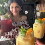 Mawra Hocane Instagram - just the 3 of us ☀️🍸♾️💥 @komnomnom @sarah.aizad @uniquerooftopbar @ayanaresort x
