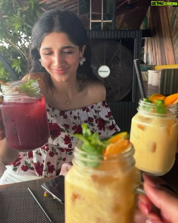 Mawra Hocane Instagram - just the 3 of us ☀️🍸♾️💥 @komnomnom @sarah.aizad @uniquerooftopbar @ayanaresort x