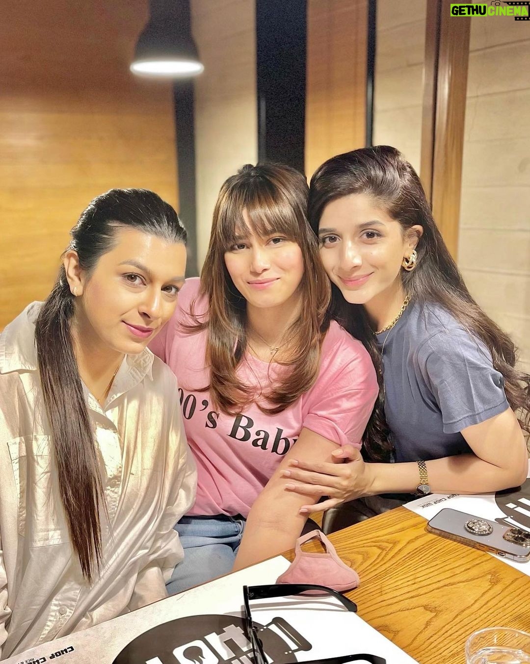 Mawra Hocane Instagram - happy BIG 30 to the one who makes my OTT look normal, my loud look decent, my crazy look sane & most importantly brings so much joy wherever she goes❤️ this will be your best year @msloud07 InshaAllah!!! E-V-E-R-Y-W-H-E-R-E