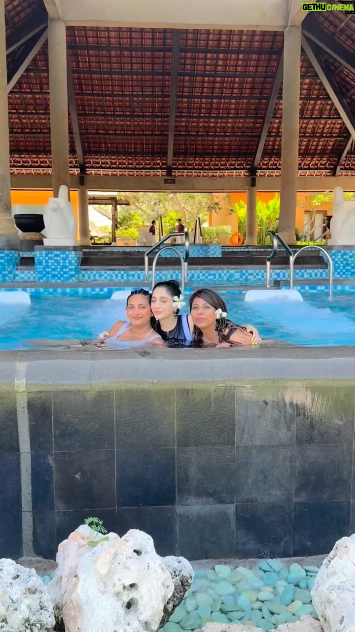 Mawra Hocane Instagram - LESSSSS GOOOO THALASSSOOO š¬š©µ Thankyou for the absolute hospitality @ayanaspabali best humans!!! FYI Thalassotherapy is a form of water massage, very very refreshing. Perfect alternative for a dip in ocean as it uses sea-water to therapise you. We tried it for the first time & loved it!!!! For all the water-babies, it is a seawater labyrinth, to help stimulate blood circulation, tonicity, and muscular rehabilitation! Go!!!! šš„² @ayanaresort