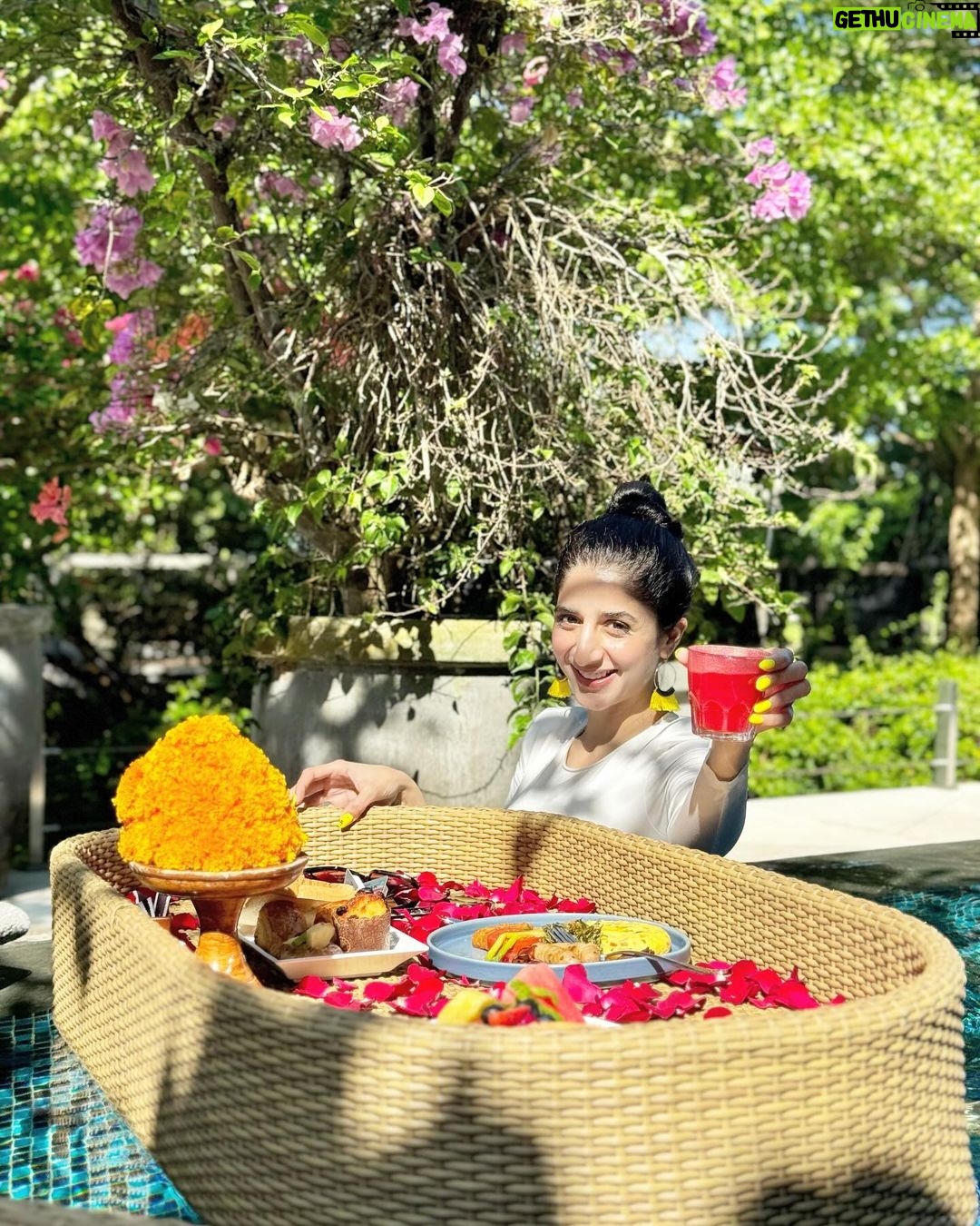 Mawra Hocane Instagram - breakfast floated to us this morning⦠cheers š„ @ayanaresort RIMBA Jimbaran Bali By AYANA