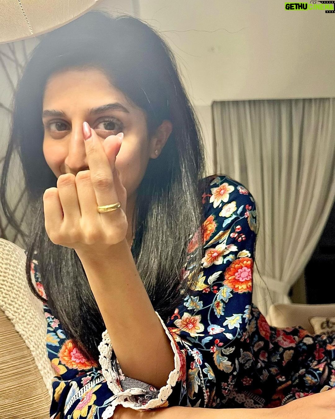 Mawra Hocane Instagram - Dream chrome true 💅🏻 Nabila's Salon