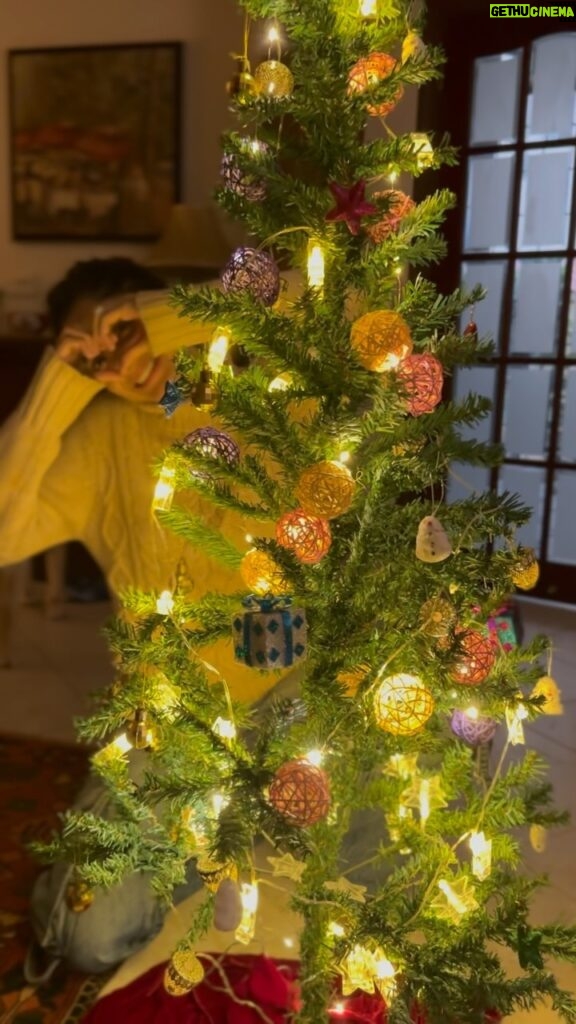 Mawra Hocane Instagram - Merrrrryyy Merrrryyy Christmas to the white of my flaggggg 🎄✨🍻👏🏻💋☀️ and to everyone celebrating everywhere 💃🏻🎷🎉🎊🎁🎈 #CHRISTMAS #minoritiesmatter LOVE YOU ALL 🥲 Islamabad, Pakistan