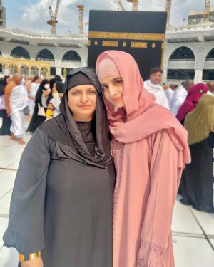 Mawra Hocane Instagram - 21/12/22 marks the fulfilment of my biggest biggest wish ALHUMDULILLAH 🕋💫🤲🏻

We performed Umrah together, Mama & I.. twice.. what more could I possibly ask for now.. ALHUMDULILLAH ❤️
Life truly feels complete.. I have to think hard now to wish again for a long time… just so so grateful..

Thankyou.. all of you for all your prayers & best wishes.. I prayed for all of you as well.. my first Umrah will always be so so special for me.. a small little glimpse of my dreams coming true.. 💌

#FirstUmrah #Umrah2022
