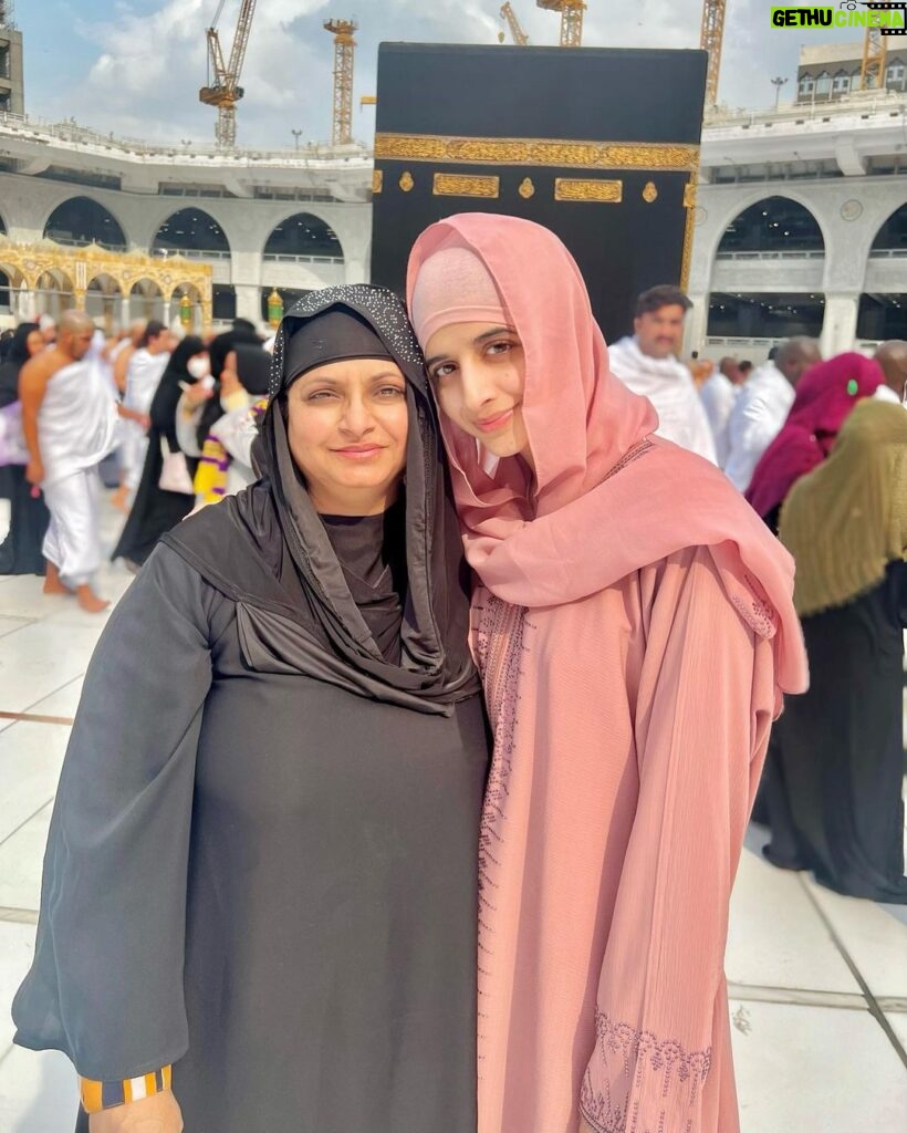 Mawra Hocane Instagram - 21/12/22 marks the fulfilment of my biggest biggest wish ALHUMDULILLAH 🕋💫🤲🏻 We performed Umrah together, Mama & I.. twice.. what more could I possibly ask for now.. ALHUMDULILLAH ❤️ Life truly feels complete.. I have to think hard now to wish again for a long time… just so so grateful.. Thankyou.. all of you for all your prayers & best wishes.. I prayed for all of you as well.. my first Umrah will always be so so special for me.. a small little glimpse of my dreams coming true.. 💌 #FirstUmrah #Umrah2022 المسجد الحرام - مكة Al-Masjed Al-Haram - Makkah