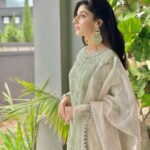 Mawra Hocane Instagram - looking up at you.. always.. ✨ ALHUMDULILLAH Jummah Mubarak 🕊️ Karachi, Pakistan