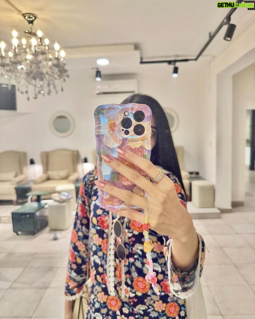 Mawra Hocane Instagram - Dream chrome true 💅🏻 Nabila's Salon