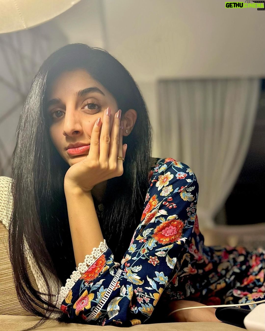 Mawra Hocane Instagram - Dream chrome true 💅🏻 Nabila's Salon
