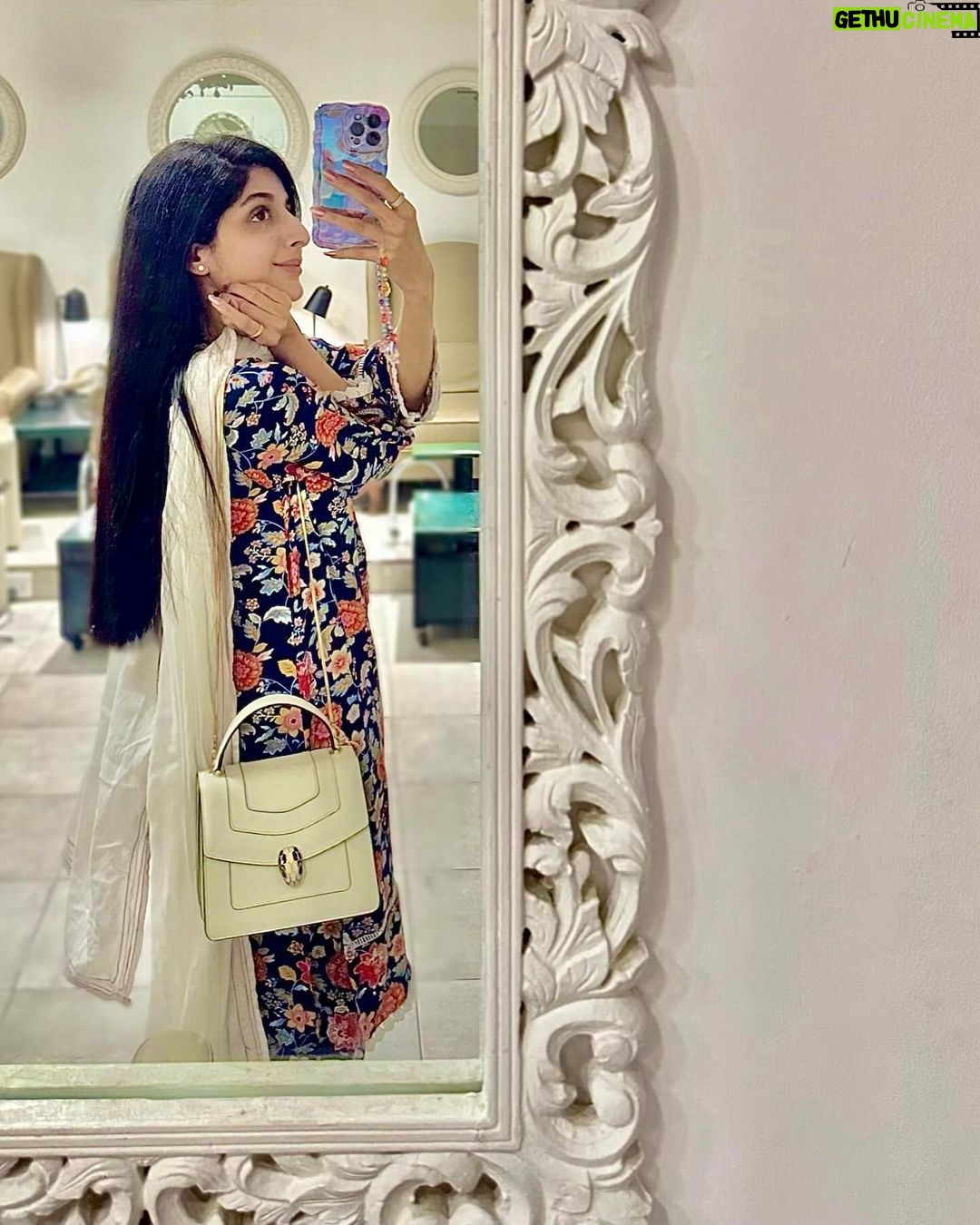 Mawra Hocane Instagram - Dream chrome true 💅🏻 Nabila's Salon