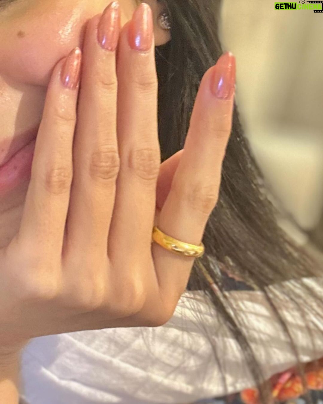 Mawra Hocane Instagram - Dream chrome true 💅🏻 Nabila's Salon