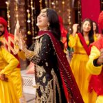 Mawra Hocane Instagram - Mien kaisi lagti hun ? ft. Chamak// دمک @asimjofa @iamasimjofa