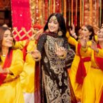 Mawra Hocane Instagram - Mien kaisi lagti hun ? ft. Chamak// دمک @asimjofa @iamasimjofa
