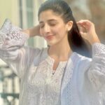Mawra Hocane Instagram - may he say “KUN” to all our fair wishes.. Jumma Mubarak 🕊️