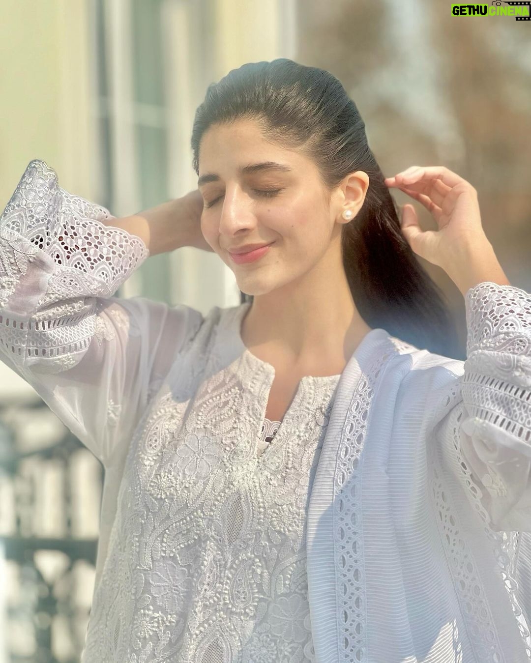 Mawra Hocane Instagram - may he say “KUN” to all our fair wishes.. Jumma Mubarak 🕊️