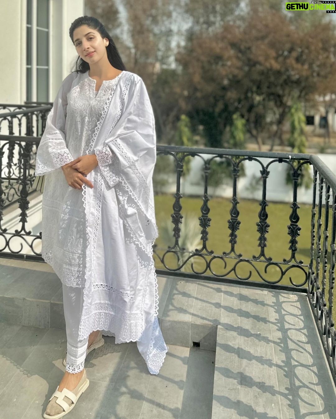 Mawra Hocane Instagram - may he say “KUN” to all our fair wishes.. Jumma Mubarak 🕊️