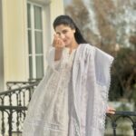 Mawra Hocane Instagram - may he say “KUN” to all our fair wishes.. Jumma Mubarak 🕊️