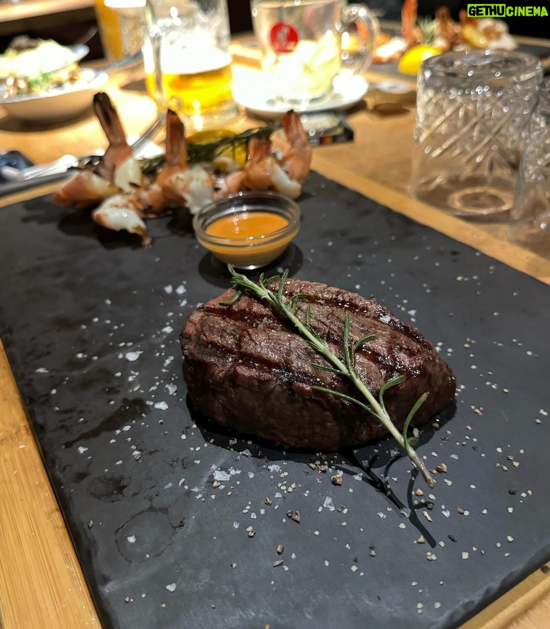Max Herzberg Instagram - Köstliche Speisen in ausgezeichnetem Ambiente nahmen wir heute im @chicagosteakhouseberlin zu uns. Direkt am Ku’damm hat man nach dem Shopping feinstes Fleisch in vielerlei Form. Gerne wieder! #ad #werbung #freachly #berlinfoodie #berlinrestaurant #chicagosteakhouseberlin #steakhouse #steaknight Kurfürstendamm, Berlin.